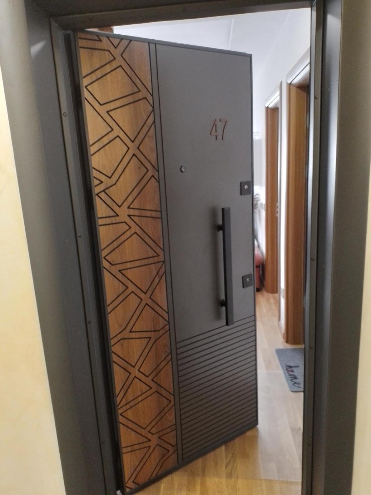 Four Seasons Apartment *